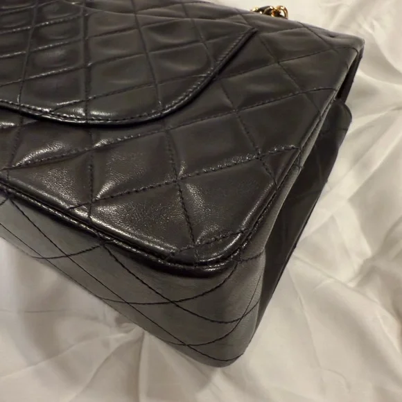 CHANEL Black lambskin medium classic flap - Picture 14 of 17